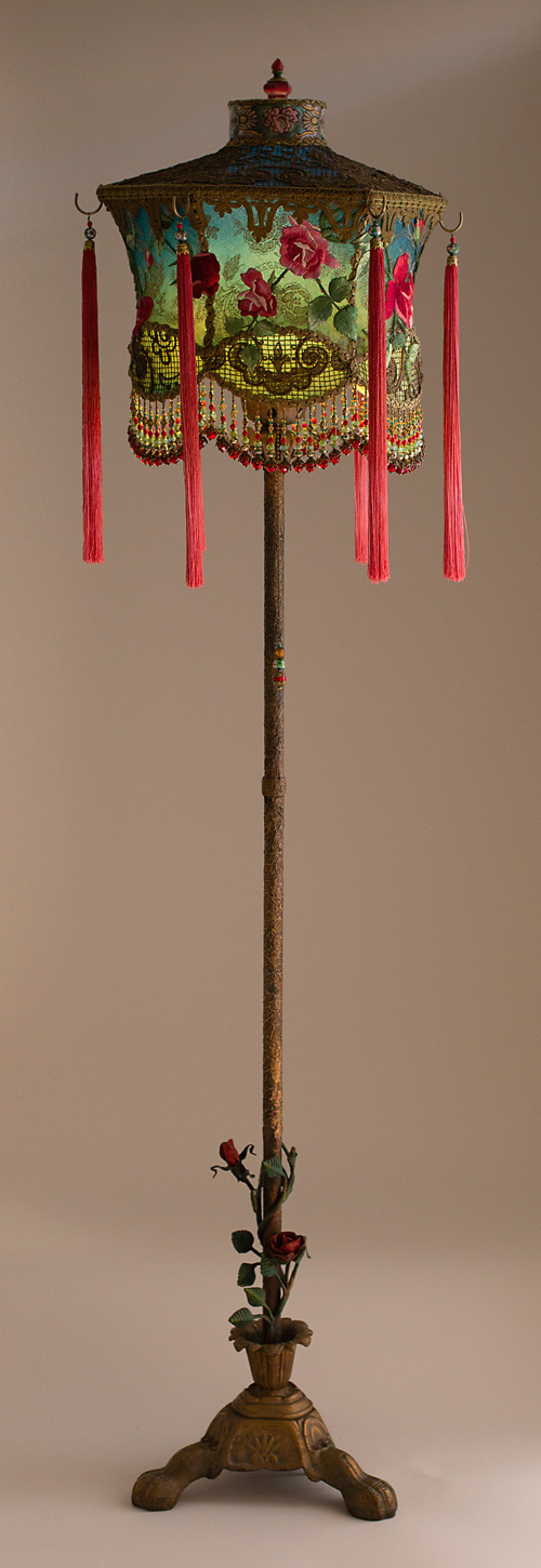 Hong Kong Lantern with Red Roses 